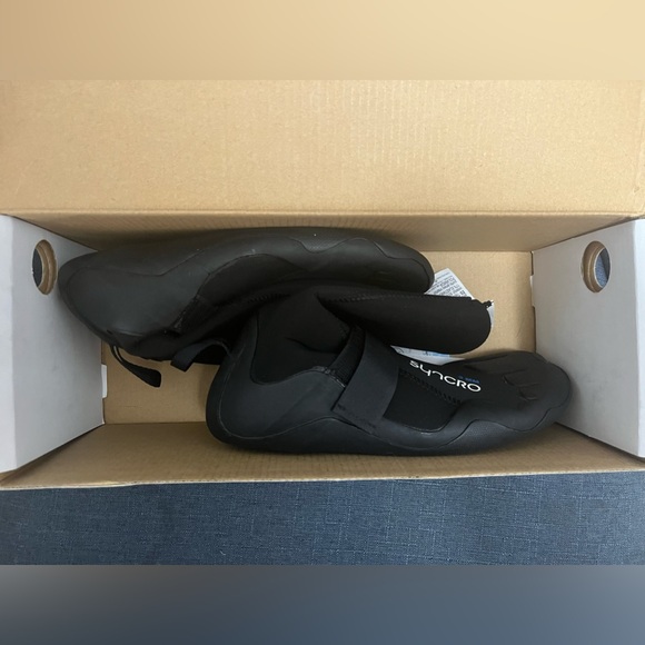 Roxy Syncro Series 3MM round toe wet suit shoes, size 8, NWT and box, never worn - Picture 6 of 13
